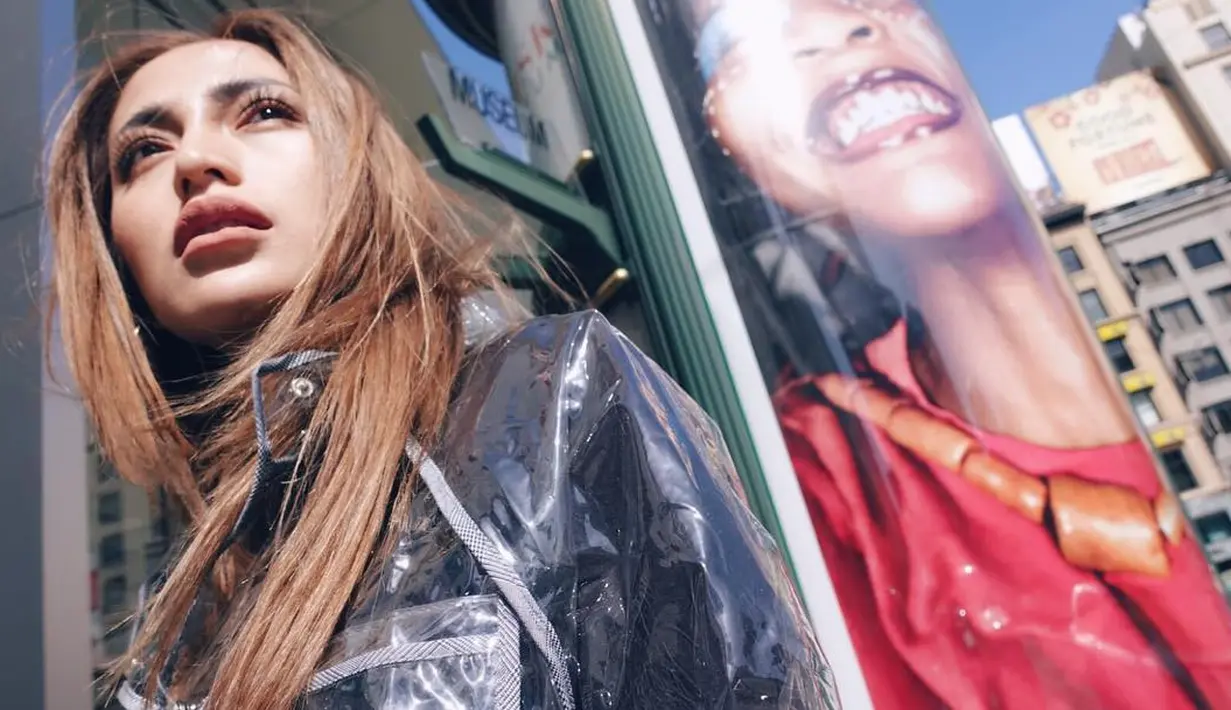 Jedar akan tinggal di Amerika bersama dengan anaknya, El Barrak Alexander dan sang kakak, Erck Alexander. Bicara soal tampilan yang beda, ada kabar lain yang menyebutkan Jedar melakukan filler bibir. Benar kah? (Instagram/inijedar)