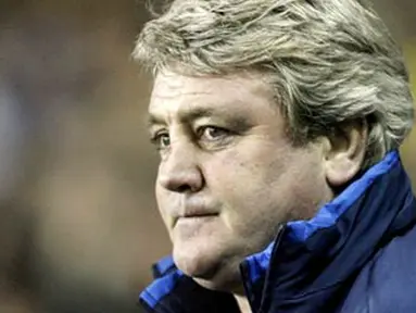 Wigan&#039;s English manager Steve Bruce stands before their FA Cup 3rd Round match against Tottenham at White Hart Lane, London, on January 2, 2009. AFP PHOTO / Glyn Kirk