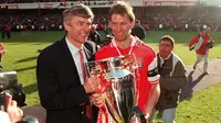 Arsene Wenger dan Tony Adams saat menjuarai Premier Leauge pada 1998. (doc. Arsenal)