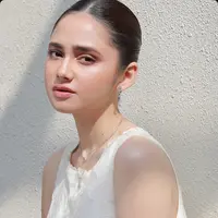 Syifa Hadju Hanya Mengaplikasikan Lipstik Nude Glossy. [@lotusgoldofficial]