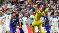 Penjaga gawang timnas Inggris, Jordan Pickford berusaha menghalau bola&nbsp;dalam pertandingan grup B Piala Dunia 2022 melawan&nbsp;Amerika Serikat yang berlangsung di Al Bayt Stadium, Qatar, Sabtu (25/11/2022). (AP Photo/Andre Penner)
