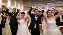Pasangan pengantin dari seluruh dunia tampil dalam upacara pernikahan massal di Cheong Shim Peace World Center, Gapyeong, Korea Selatan, Senin (27/8). (AP Photo/Ahn Young-joon)