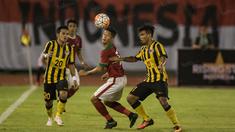 Penyerang Indonesia, Irfan Bachdim, berusaha melewati hadangan pemain Malaysia pada laga persahabatan di Stadion Manahan, Solo, Jawa Tengah, Selasa (6/9/2016). Indonesia menang 3-0 atas Malaysia. (Bola.com/Vitalis Yogi Trisna)