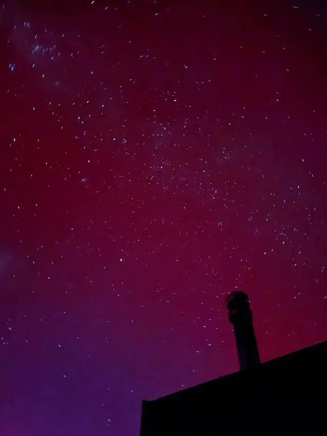 Nana Mirdad menikmati indahnya aurora. [Foto: Instagram/nanamirdad_]