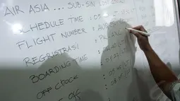 Pesawat AirAsia QZ8501 dilaporkan hilang dalam perjalanan dari Surabaya ke Singapura. Tampak, salah satu petugas melakukan pencatatan data pesawat AirAsia QZ 8501 yang hilang, Jakarta, Minggu (28/12/2104). (Liputan6.com/Faizal Fanani)