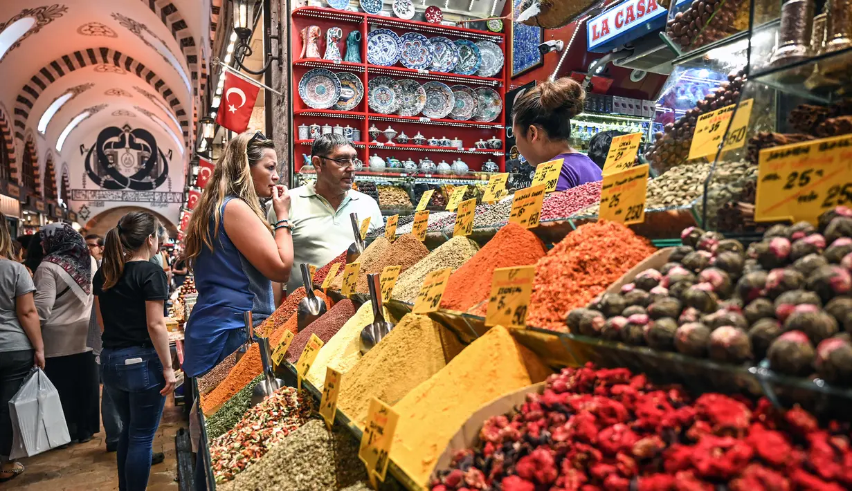 Orang-orang berbelanja di pasar rempah-rempah atau Spice Bazaar yang bersejarah di distrik Eminonu di Istanbul, (13/7/2019). Spice Bazaar adalah salah satu bazaar terbesar di kota tersebut. (AFP Photo/Ozam Kose)