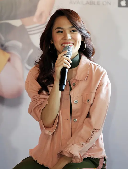 Sheryl Sheinafia saat jumpa pers single Sweet Talk di Plaza Kuningan, Jakarta Selatan, Rabu (6/12/2017). Lagu ini diciptakan Sheryl saat sedag di Los Angles Amerika Serikat. (Deki Prayoga/Bintang.com)