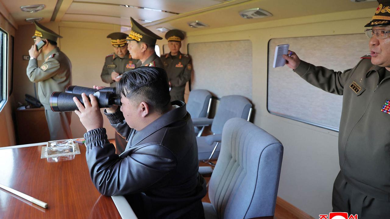 FOTO: Kim Jong Un  Mengawasi Uji Coba Rudal Serangan Nuklir