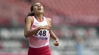 Putri Ni Made Arianti pelari Indonesia berhasil meraih medali perak di cabang para atletik nomor lari 400 meter T13 pada Asian Para Games 2018, di Stadion Utama Gelora Bung Karno Jakarta, Kamis(11/10/2018).  (Bola.com/Peksi Cahyo)