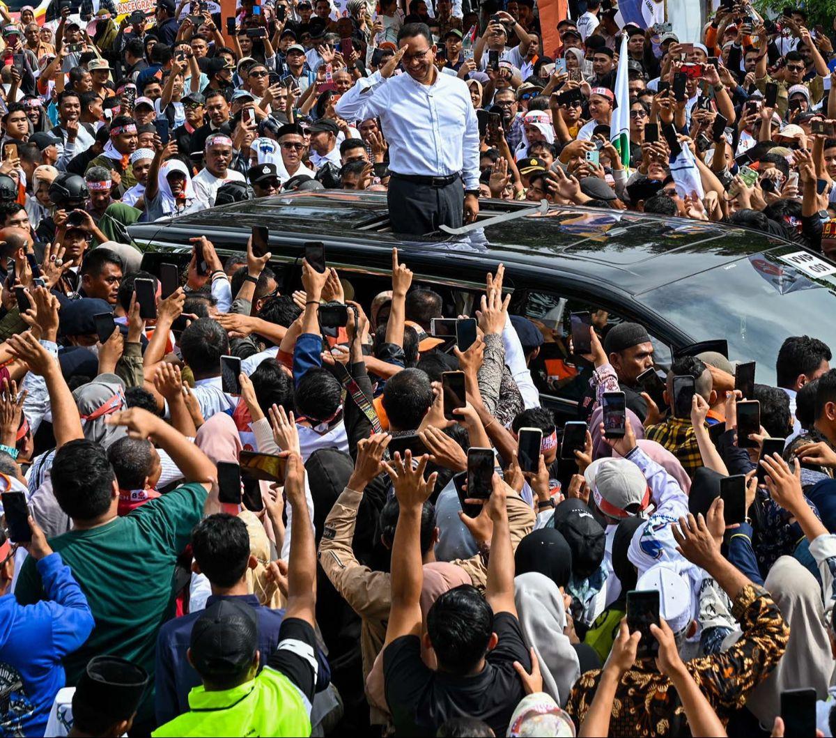 Calon presiden nomor urut 1, Anies Baswedan memberikan hormat kepada ribuan ketika kampanye akbar di Banda Aceh, Aceh, Sabtu (27/1/2024). Kampanye Anies di Tanah Rencong ini mendapat sambutan antusias dari ribuan pendukung yang memadati lokasi. Foto: Chai
