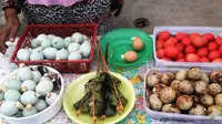Ada 3 jenis telur khas Palembang, yaitu telok abang (telur merah), telok ukan bebek, telok ukan ayam dan telok pindang. (Liputan6.com/Nefri Inge)