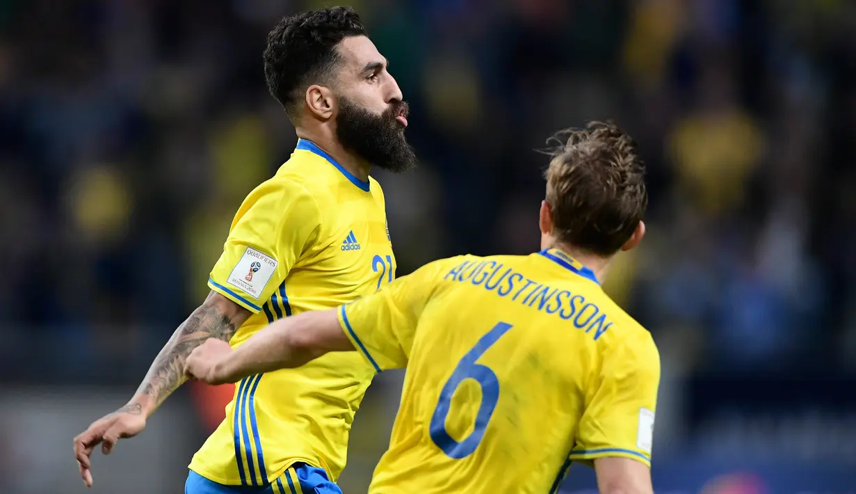 Gelandang Swedia, Jimmy Durmaz melakukan selebrasi usai mencetak gol ke gawang Prancis pada kualifikasi Piala Dunia 2018 di Friends Arena, Solna, Stockholm (9/6). Swedia menang atas Prancis dengan skor 2-1. (Marcus Eriksson/TT via AP)