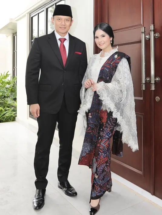 Penampilan totalitas pasangan Annisa Pohan dan AHY di HUT ke-78 RI. Annisa Pohan tampil memesona dengan kebaya putih yang telah dimodifikasi modern, dipadu kain batik bernuansa merah gelap yang cantik sebagai selendang dan bawahan. [Foto: Instagram/annisayudhoyono]