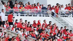 Presiden RI, Joko Widodo, tampak serius menyaksikan pertandingan Timnas Indonesia melawan Thailand pada laga Piala AFF 2022 di Stadion Utama Gelora Bung Karno (SUGBK), Jakarta, Kamis (29/12/2022). (Bola.com/M Iqbal Ichsan)