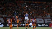 Winger Persib Bandung, Uilliam Barros memenangkan duel udara melawan para pemain Borneo FC Samarinda dalam laga tunda pekan ke-21 BRI Super League 2025/2026 di Stadion Segiri, Samarinda, Minggu (15/3/2026). (Bola.com/Erwin Snaz)