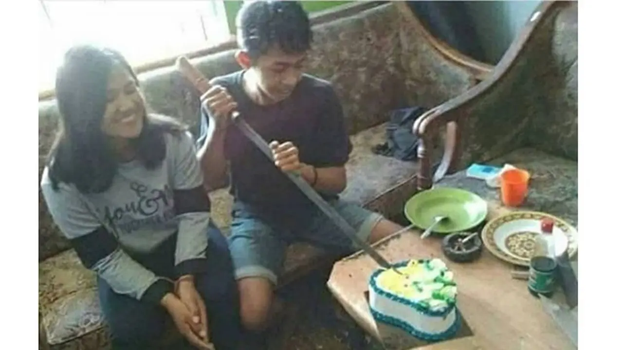 5 Kelakuan Kocak saat Potong Kue Ulang Tahun Ini Bikin Ketawa