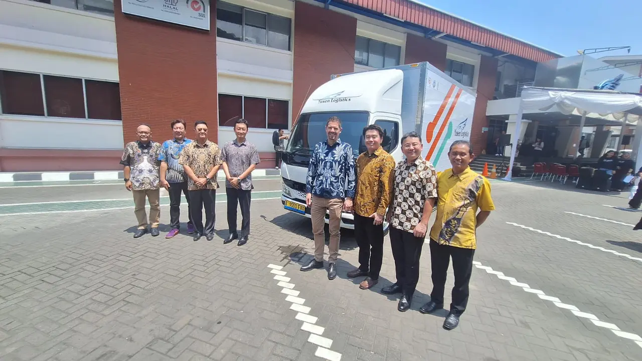 Truk Listrik Pertama Mitsubishi Fuso eCanter Resmi Beroperasi di Indonesia (Arief A/Liputan6.com)