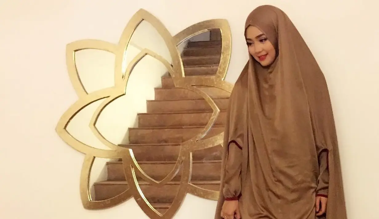 Nuri Maulida, belakangan memang sudah jarang muncul di dunia hiburan tanah air. Ia pun juga semakin hari semakin mengubah penampilannya menjadi lebih santun dengan hijab syar’i nya. (Instagram/nurimaulida)