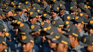 Anggota Satuan Perlindungan Masyarakat (LINMAS) mengambil bagian dalam apel pengamanan pemilu di Banda Aceh pada 8 Februari 2024. (CHAIDEER MAHYUDDIN/AFP)