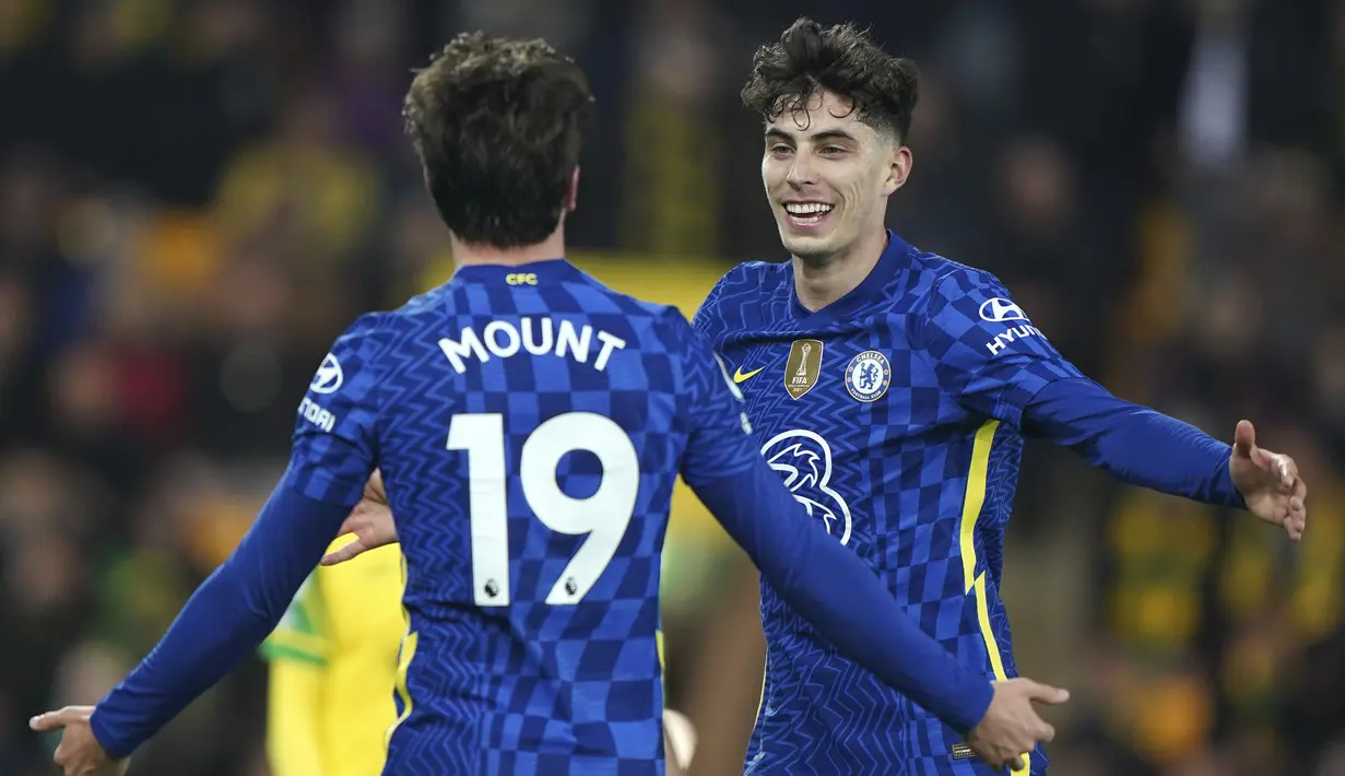 Penyerang Chelsea, Kai Havertz (kanan) berselebrasi usai mencetak gol ke gawang Norwich City pada pertandingan lanjutan Liga Inggris di Carrow Road, Norwich, Inggris, Jumat (11/3/2022). Chelsea menang atas Norwich City 3-1. (Joe Giddens/PA via AP)