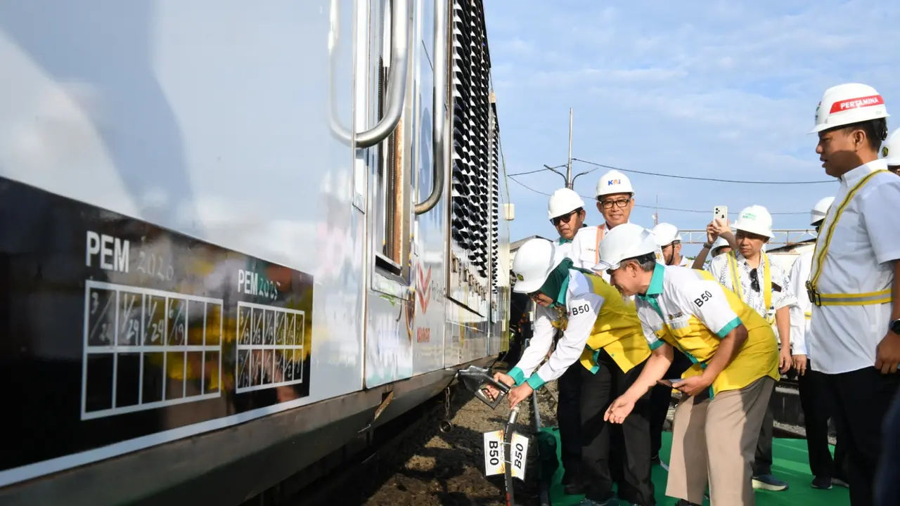 Direktur Jenderal Energi Baru Terbarukan dan Konservasi Energi, Kementerian ESDM Eniya Listiani Dewi melakukan seremoni proses uji coba biodiesel B50 sebagai bahan bakar kereta api. (Dok Kementerian ESDM)