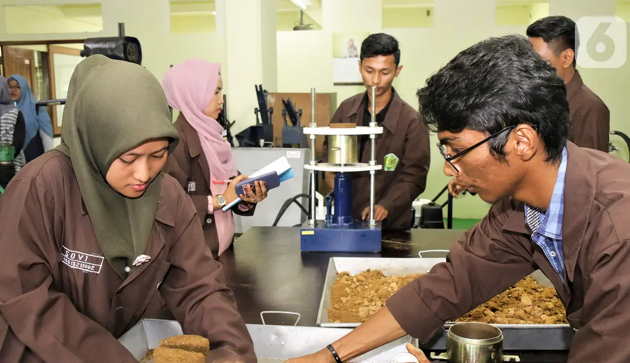 Mahasiswa Fakultas Teknik Sipil & Perencanaan, Universitas Bung Hatta (UBH) Padang saat praktikum menggunakan alat Sample extruder bantuan dari Semen Indonesia di UBH Padang, Kamis (23/1/2020).  (Liputan6.com/HO/Eko)