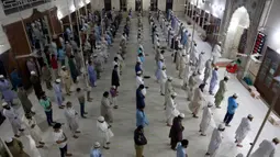Umat Muslim melaksanakan Salat Malam di sebuah masjid di Karachi, Pakistan, Minggu, (19/4/2020). Pemerintah Perdana Menteri Pakistan Imran Khan tunduk pada tuntutan para pemimpin agama dan setuju untuk menjaga masjid tetap terbuka selama bulan puasa Ramadan. (AP Photo/Fareed Khan)