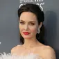 Angelina Jolie memang selalu miliki tubuh yang langsing. Namun dengan berat badan yang turun drastis, ia membuat para penggemar khawatir. (JEAN-BAPTISTE LACROIX  AFP)