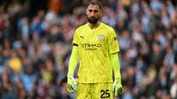 Kiper Manchester City asal Italia nomor punggung 25, Gianluigi Donnarumma, bermain dalam pertandingan&nbsp;Premier League antara Manchester City dan Manchester United di Stadion Etihad, Manchester, Inggris barat laut, pada 14 September 2025. (Oli SCARFF/AFP)