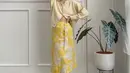 Gaya feminin selanjutnya yang bisa kamu tiru adalah OOTD ala Alika Islamadina satu ini. padukan cardigan warna kuning dengan skirt bermotif warna selaras. (Instagram.alikaislamadina).