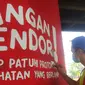 Mahasiswa melukis mural bertemakan sosialisasi pencegahan Covid-19 di kolong jalan tol dalam kota, Kebun Nanas, Jakarta, Jumat (4/12/2020). Kegiatan membuat mural ini dalam rangka mengkampanyekan pola hidup sehat 3m. (merdeka.com/Arie Basuki)