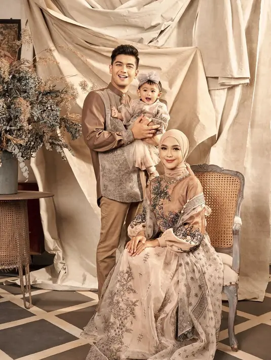 Di potret kali ini, Ria Ricis tampil kompak dengan keluarga kecilnya. Foto: Instagram.