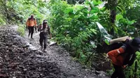 Personel Pos SAR Parimo saat melaksanakan operasi pencarian 2 bocah yang hilang di hutan di Kabupaten Parimo, Minggu (2/8/2020). (Foto: Basarnas Palu).