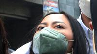 Selebgram Rachel Vennya saat tiba di Polda Metro Jaya, Jakarta, Kamis (21/10/2021). Rachel memenuhi panggilan Polda Metro Jaya untuk dimintai klarifikasi terkait kasus dugaan kaburnya dari tempat karantina usai pulang dari luar negeri. (Liputan6.com/Herman Zakharia)