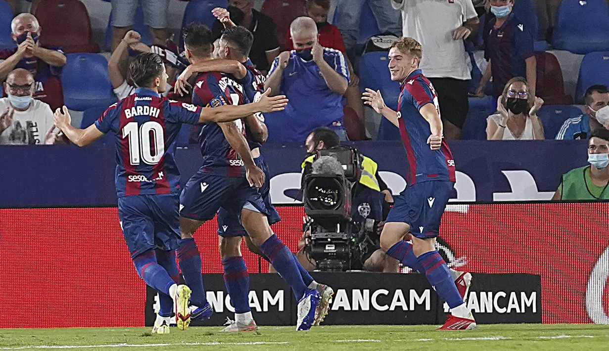 Pemain Levante merayakan setelah Rober Pier mencetak gol ke gawang Real Madrid pada pertandingan La Liga Spanyol di Stadion Ciutat de Valencia, Valencia, Spanyol, Minggu (22/8/2021). Pertandingan berakhir dengan skor 3-3. (AP Photo/Alberto Saiz)