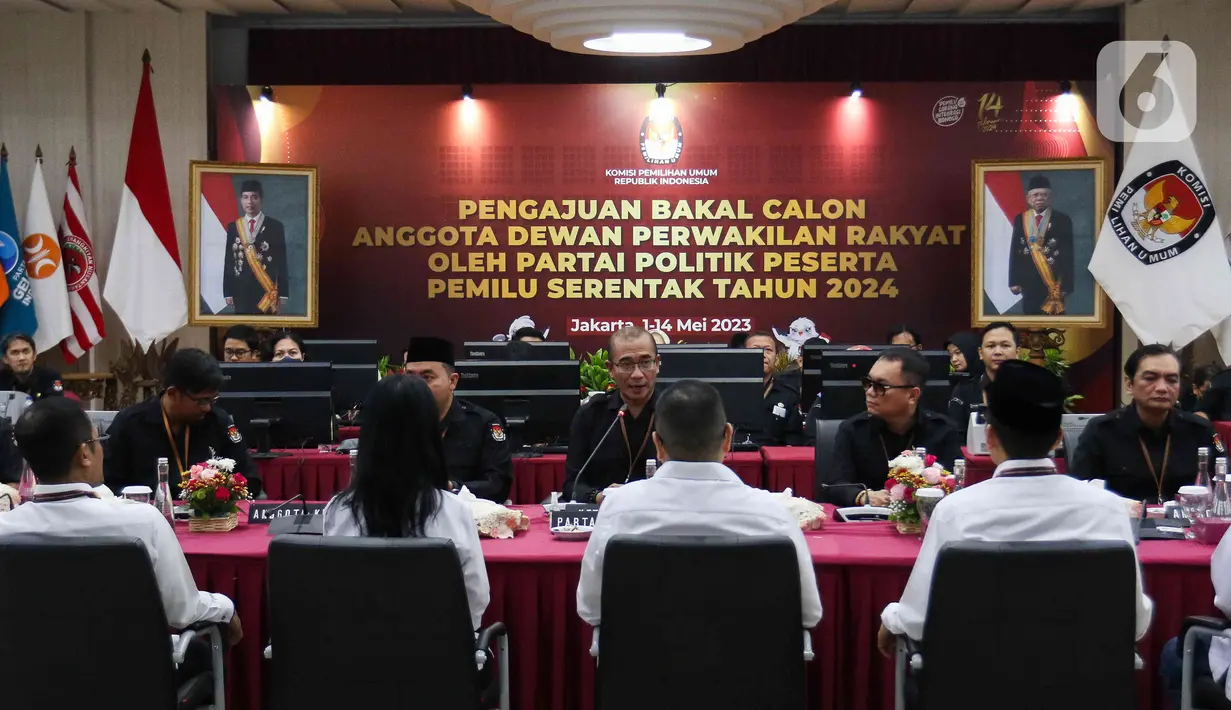 Saat pendaftaran tersebut, Hary Tanoe mengatakan pihaknya mengusung banyak tokoh milenial untuk maju pemilihan legislatif.  (Liputan6.com/Herman Zakharia)