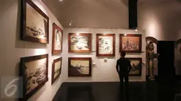 Pengunjung memperhatikan lukisan Soehib Toyaroja dalam pameran bertajuk The Spiritual Journey di Kunstkring Art Galeri, Jakarta, Selasa (15/3). Pameran tersebut dibuka oleh Ketua KEIN, Soetrisno Bachir. (Liputan6.com/Angga Yuniar)