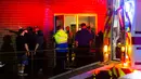 Ambulan disiagakan di depan Canton High School usai tornado menghantam kawasan tersebut di Canton, Texas, AS, Sabtu (29/4). Satu orang dilaporkan tewas dan puluhan lainnya luka-luka. (Tom Fox / The Dallas Morning News via AP)