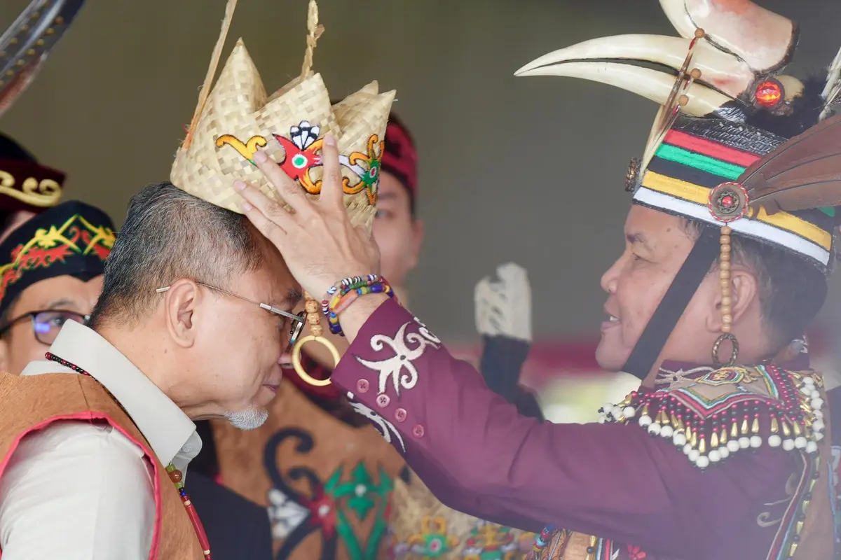Konsisten Perjuangkan Ketahanan Pangan, Menko Zulkifli Hasan Dianugerahi Gelar Kehormatan oleh Damang Kepala Adat se-Kalteng
