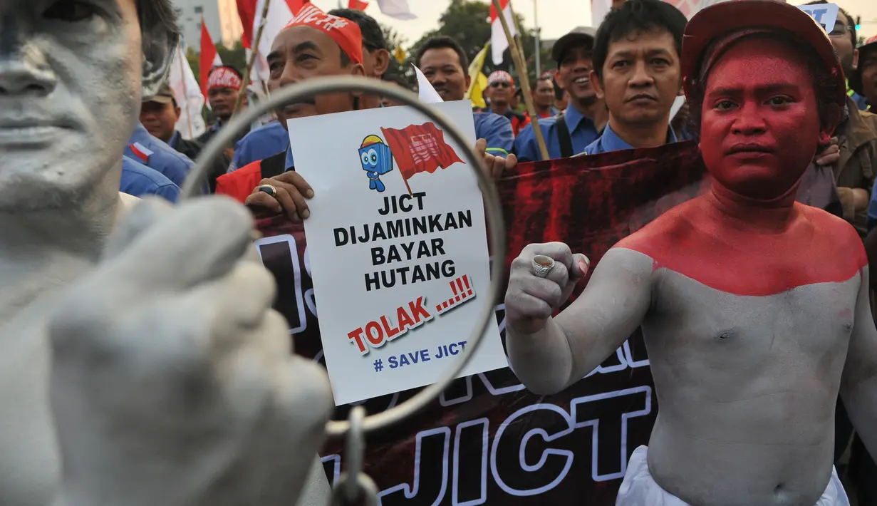 Ratusan pekerja melakukan aksi di depan Istana Merdeka, Jakarta, Rabu (8/7/2015). Mereka menuntut presiden untuk menolak perpanjangan konsesi serta menuntut nasionalisasi aset PT. JICT (Liputan6.com/Faizal Fanani)