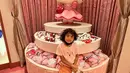 Jasmina Aishwarya berfoto di depan karakter Hello Kitty. (Foto: Instagram/ cynthiaganesha)
