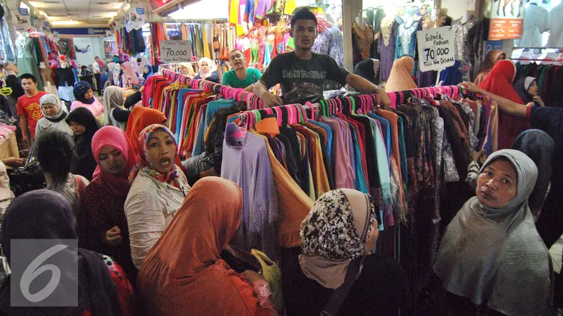 20150702-Suasana Pasar Tanah Abang Pertengahan Ramadan-Jakarta