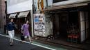 Dua wanita berjalan di sebuah gang di lingkungan Shibuya di Tokyo, Jepang (23/5/2019). Pada tahun 2008, distrik kota ini mempunyai populasi sekitar 208.371 jiwa dan kepadatan penduduk 13.337,13 orang per km². (AFP Photo/Behrouz Mehri)