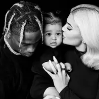 Potret keluarga kecil Kylie Jenner dan Travis Scott. (Instagram/kyliejenner)
