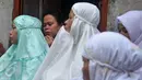 Ekspresi warga saat mengikuti doa bersama jelang penertiban permukiman Kampung Akuarium, Penjaringan, Jakarta, Senin (11/4). Mereka berdoa dengan khusuk di antara gang sempit, dengan menggelar terpal. (Liputan6.com/Gempur M Surya)