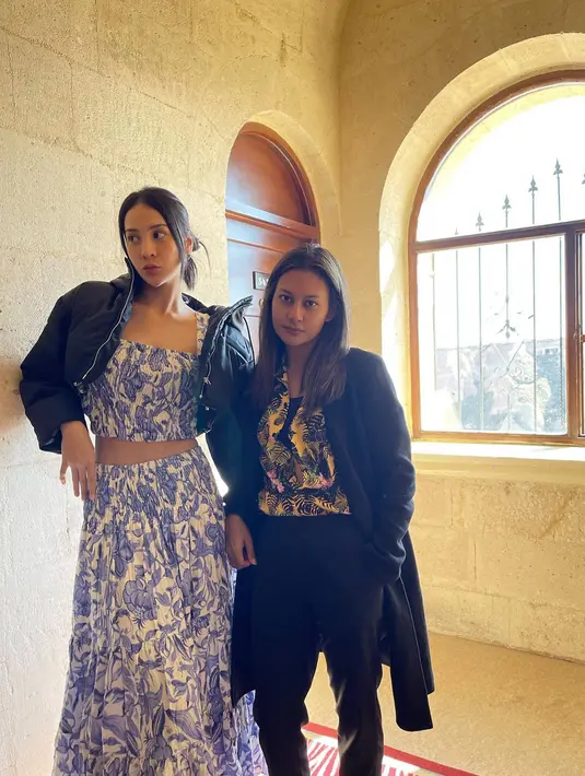 Dalam filmnya, terlihat bahwa keduanya pemain tersebut sempat berada di Turki. Bisa jadi bahwa latar belakang filmnya nanti akan mengambil berbagai tempat ikonik seperti Cappadocia. Anya dan Raihaanun pun beberapa kali tampil kompak saat jalani proyek bareng. (Liputan6.com/IG/@raihaanun)