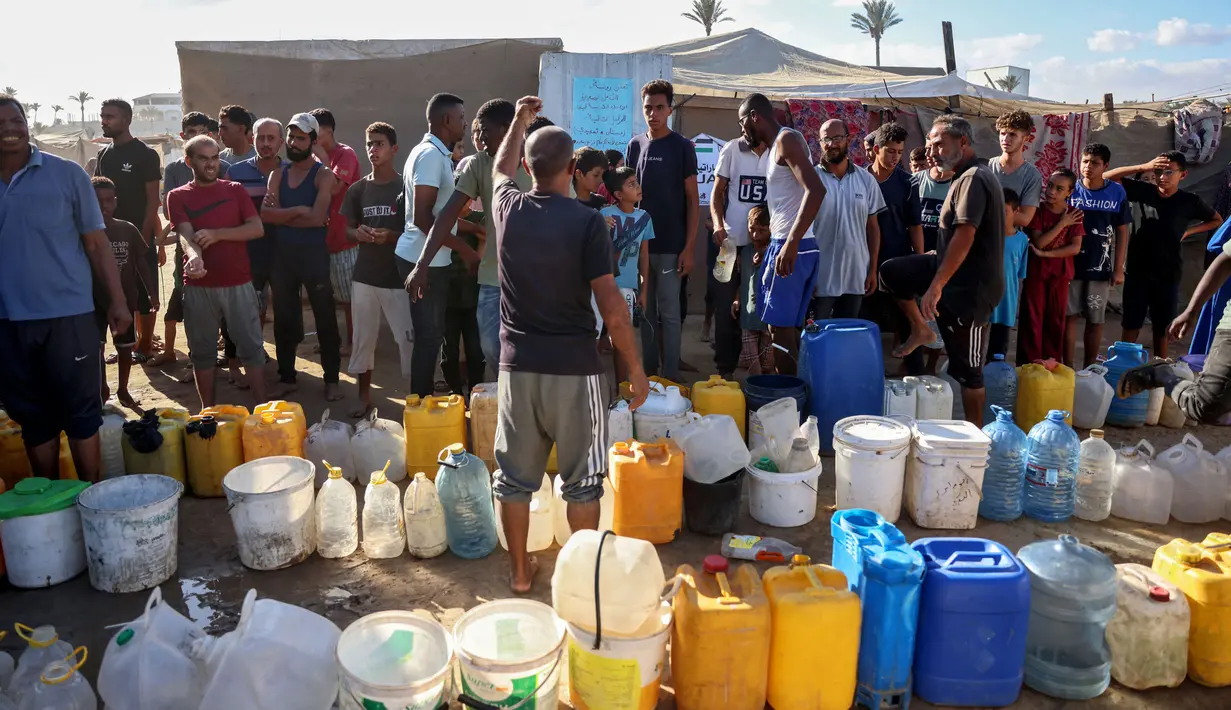Perang antara Israel dan milisi Hamas di jalur Gaza menyebabkan sekitar 85 persen populasi di wilayah itu kehilangan tempat tinggal. (Bashar TALEB/AFP)