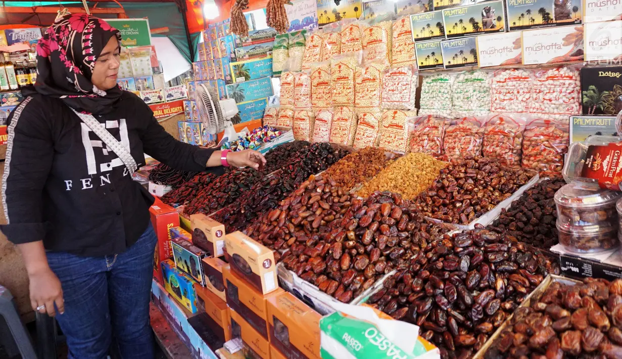 Pedagang kurma menata barang dagangannya di Pasar Tanah Abang, Jakarta, Kamis (2/5). Menjelang bulan Ramadan, permintaan buah kurma meningkat dua kali lipat dibanding hari biasa. (Liputan6.com/JohanTallo)