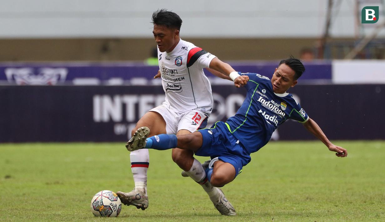 <p>Pemain Persib Bandung, Beckham Putra Nugraha (kanan) berusaha merebut bola dari pemain Arema FC, Rizky Dwi Febrianto pada pertandingan pekan ke-26 BRI Liga 1 2022/2023 yang berlangsung di Stadion Pakansari, Bogor, Kamis (23/2/2023). (Bola.com/Ikhwan Yanuar)</p>