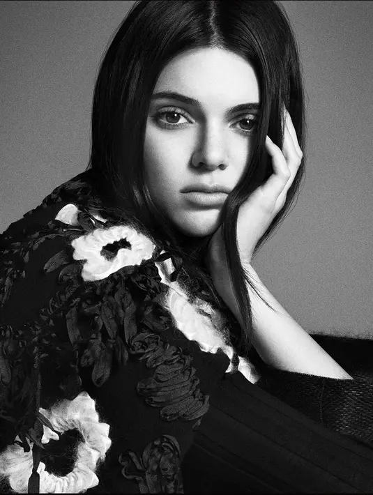 Dilansir dari Allure, alasan Kendall Jenner menato bibirnya adalah karena dia mabuk. (instagram/kendalljenner)